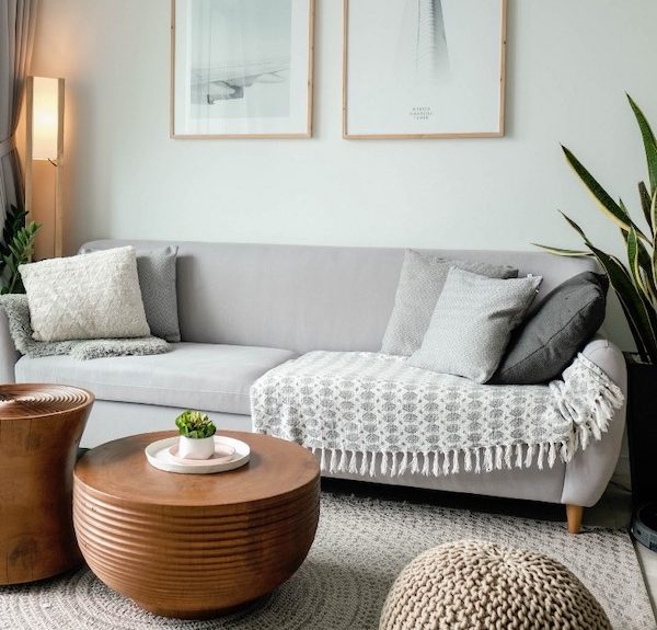 déco-gris-et-blanc-de-salon-cocooning-poufs-canapé-gris-art-noir-et-blanc matières et textiles douces dans un salon cocooning gris et blanc