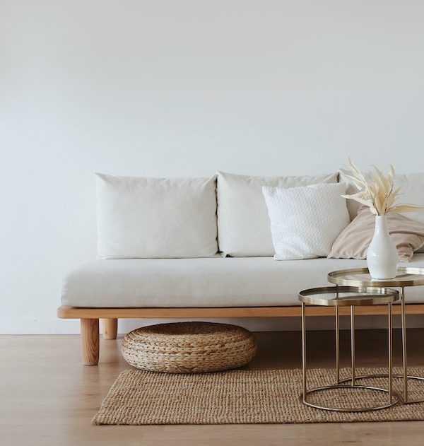 exemple-déco-salon-cocooning-blanc-et-beige-minimaliste déco minimaliste couleurs claires dans un salon cocooning