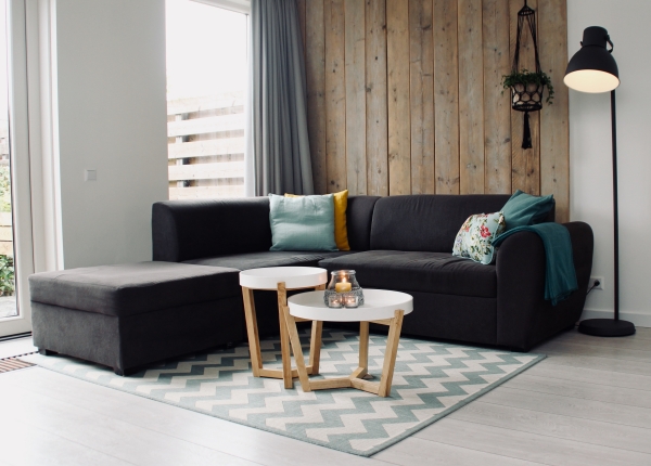 décoration de salon aux murs blanc et bois avec meuble noir