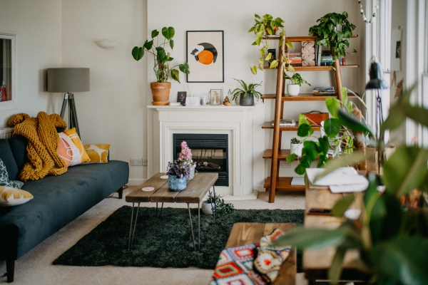 design interieur style boho chic, deco de salon avec meubles en bois