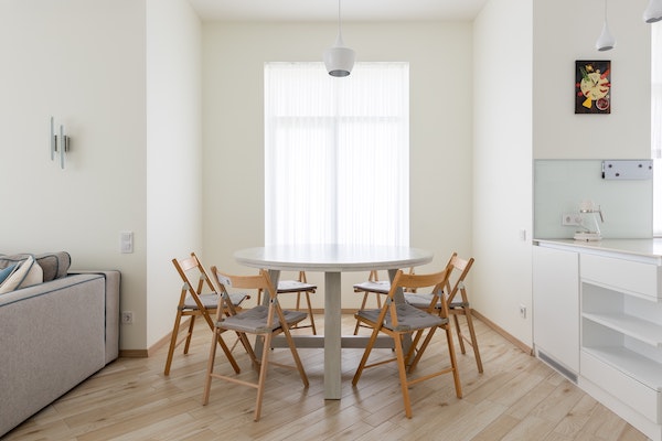 idée-design-intérieur-simple-cuisine-salle-à-manger-blanche-sol-parquet-bois-clair exemple de décoration intérieure simple et chic en gris, blanc et bois