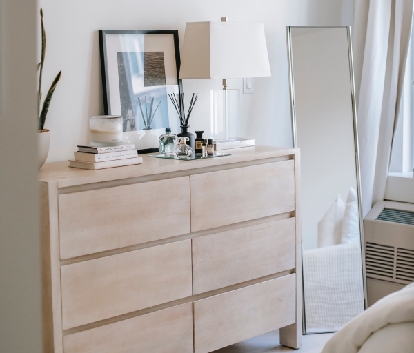 modele de commode contemporaine de couleur bois clair avec ouverture automatique