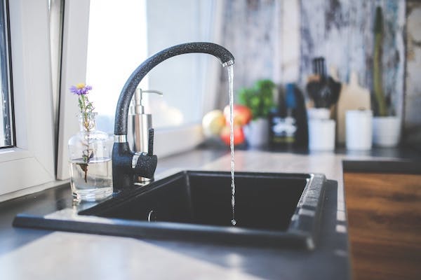 surveiller-la-consommation-d-eau-chaude-thermostat-pour-réduire-la-consommation surveiller la consommation d'eau chaude de pres pour minimiser les deperditions