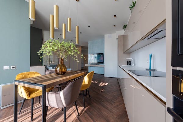 exemple-de-table-bois-et-metal-dans-une-cuisine-blanche-laquée comment choisir une table de cuisine, exemple de table bois et métal à coté d'une cuisine blanche laquée