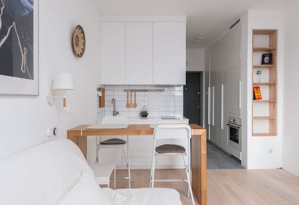 modele de table gain de place bois avec des chaises blanches, cuisine blanche