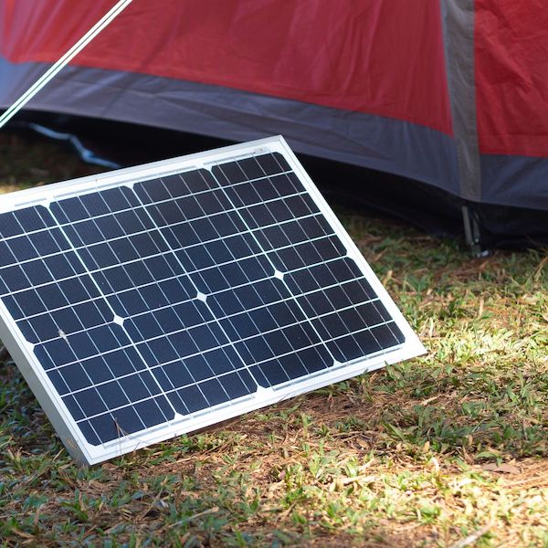 panneau-solaire-sur-camping-car-idée-électricité-écologique-pour-voyage-itinérant comment choisir un kit de panneaux solaires facilement pour voyage itinérant