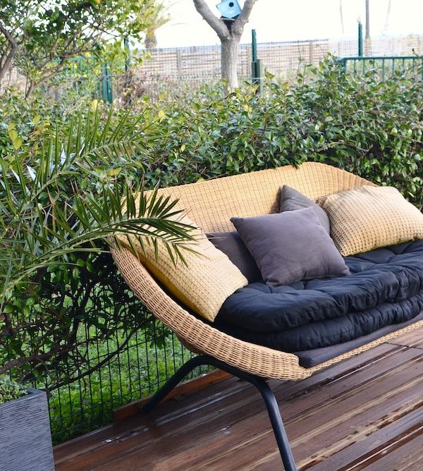 quel-banc-de-jardin-idée-aménagement-jardin-patio-canapé-tressé amenagement exterieur banc tressé en rotin et des coussins decoratifs et d'assis