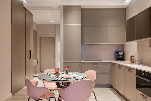 table de cuisine ronde dans une cuisine grise avec parquet bois clair