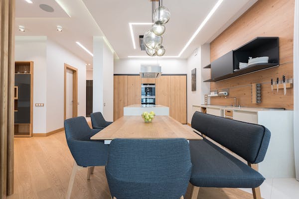 tables-de-cuisine-pour-recevoir-idée-de-cuisine-marbre-stylée-façade-noire table bois avec chaises et banc, exemple de cuisine bois et blanc