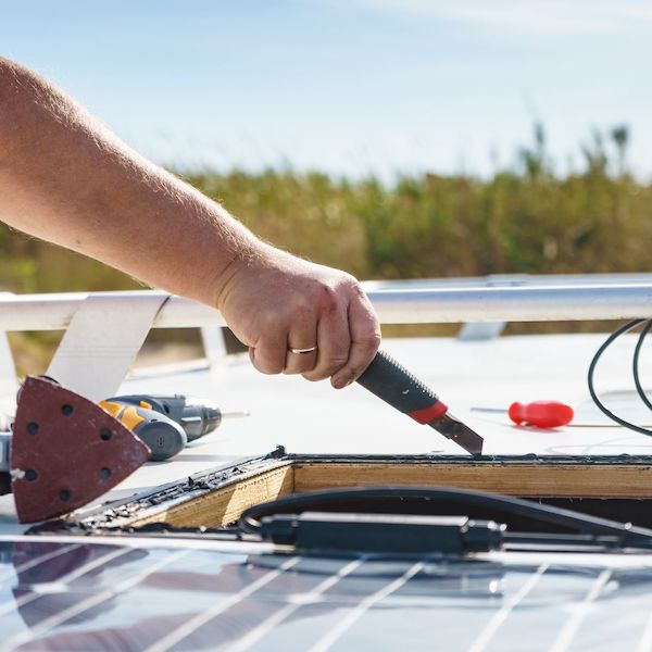 voyage-itiénrant-comment-installer-des-panneaux-solaires-sur-le-toit-d-un-camping-car comment installer des panneaux solaires maison ou automobile