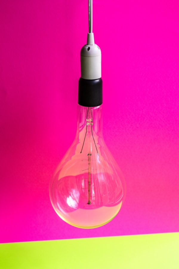 accessoires deco interieure moderne avec accents couleurs fluo
