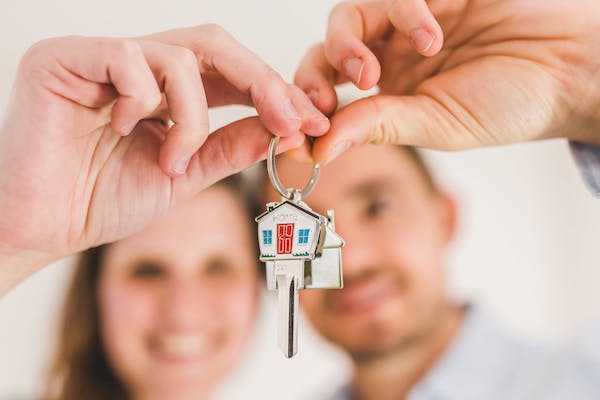 comment-économiser-de-l-argent-pour-se-permettre-une-nouvelle-maison-investissement économiser de l'argent pour une nouvelle maison, investir dans crypto monnaie