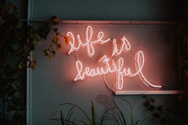 tendances decoration murale avec tableau enseigne lumineuse neon
