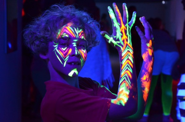 peinture corporelle couleurs fluo, tendances couleur neon mode