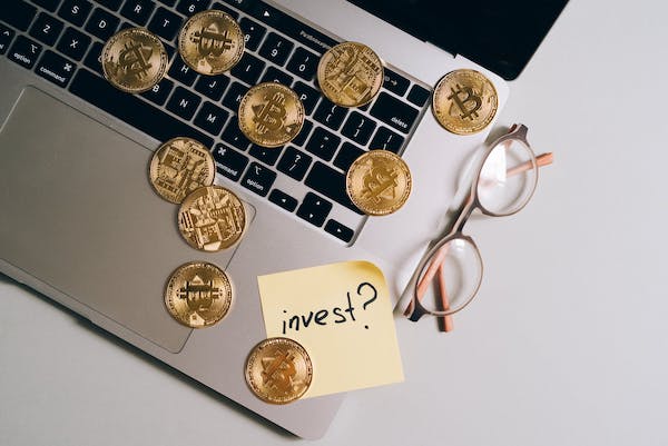 investir-dans-bitcoin-idée-comment-faire-des-économies-pour-une-nouvelle-maison faire des économies avec investissement crypto monnaie, comment faire