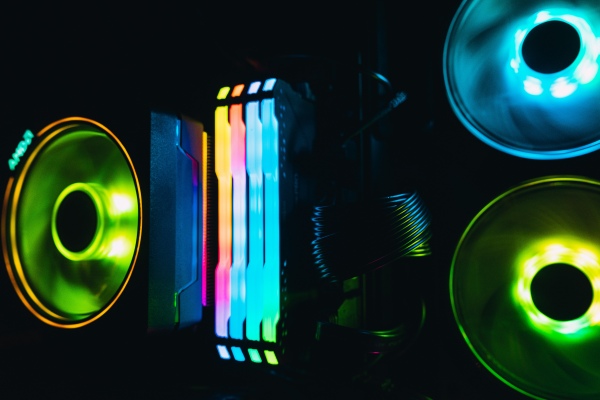 technologie moderne, tendance objets de couleurs neon
