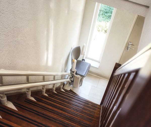 monte-personne-escalier-comment-choisir-monte-electrique-personne-agée installation monte escalier maison electrique pour personne agée handicapée