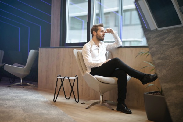 danger de la vie sedentaire, homme assit sur une chaise en tissu