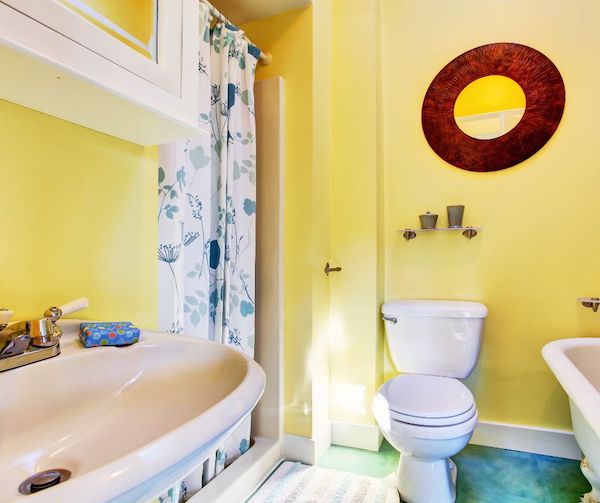 idée de couleur de peinture salle de bain, murs peinture jaune, équipements salle de bain blancs