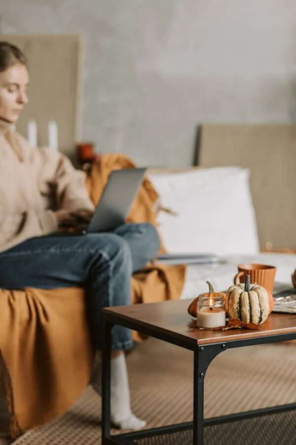 citrouilles et feuilles mortes poyr decorer l interieur