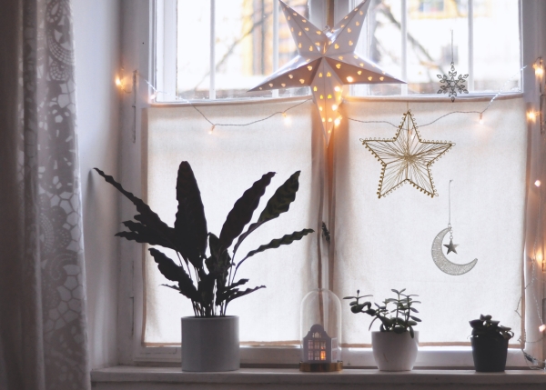 idée déco festive avec étoiles lumineuses à suspendre devant la fenetre