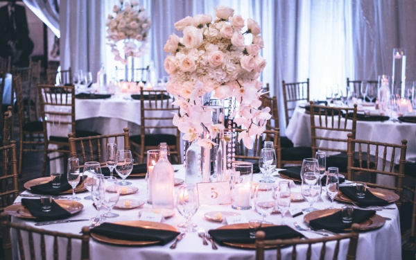 deco-table-de-mariage-dans-une-salle-de-réception-centre-de-table-en-bouquet-blanc idée déco salle de mariage originale, comment organiser un mariage élégant en noir et blanc
