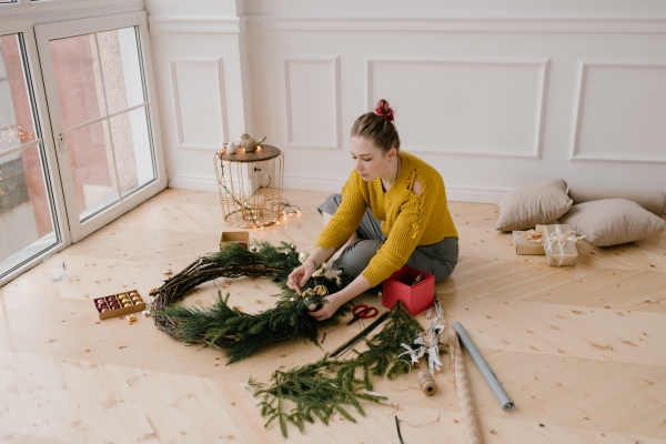 activité manuelle de noel, personnaliser une couronne de branches de sapin