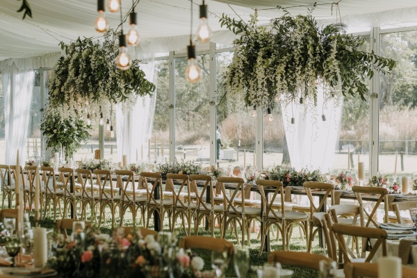 déco-mariage-originale-pour-un-mariage-champêtre-salle-de-réception comment choisir la meilleure salle de réception pour mariage, idée grande salle à déco fleurie