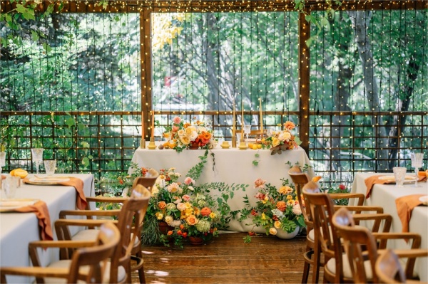 exemple-deco-mariage-originale-de-la-salle-de-réception-composition-florale-colorée-guirlande-lumineuse comment choisir le thème de mariage, déco mariage champêtre traditionnelle
