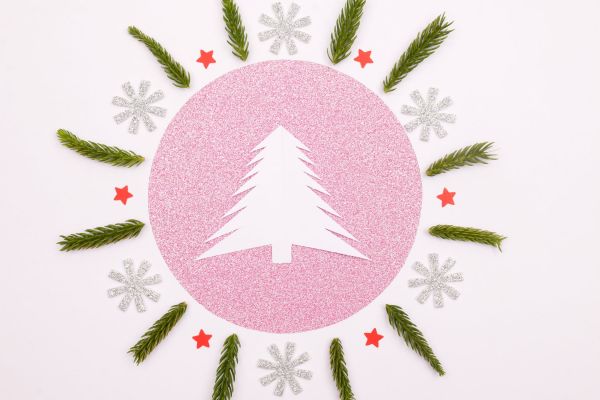 fabriquer-une-carte-de-noël-diy-personnalisée-avec-la-technique-scrapbooking-décor-de-papier-et-brins-de-pin carte de Noël à faire soi meme en papier et petites décoration de papier et brins de pin