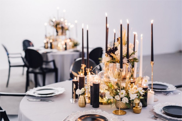 quels accessoires de réception, idée déco table de mariage noir et or