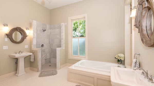 modèle-couleur-salle-de-bain-gris-clair-miroirs-gris-lavabo-console comment choisir et quelle est la meilleure peinture salle de bain pour espaces humides