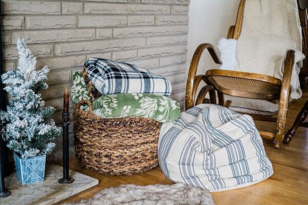 plaids et poufs pour adoucir la deco du salon