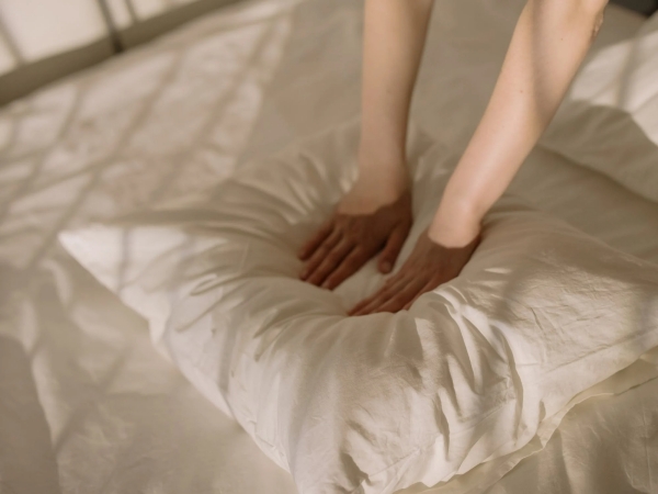 oreiller fermete mains femme lit lumiere chambre comment choisir un oreiller confortable pour son lit douillet