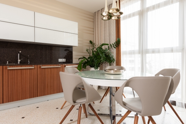 deco de cuisine moderne avec carrelage beige et meuble haut sans poignées