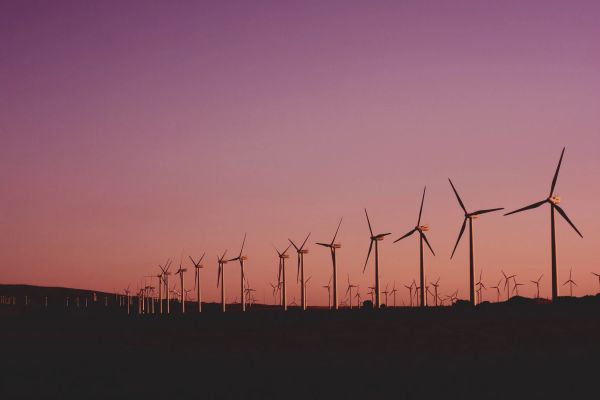 photo de moulins à vent au coucher du soleil