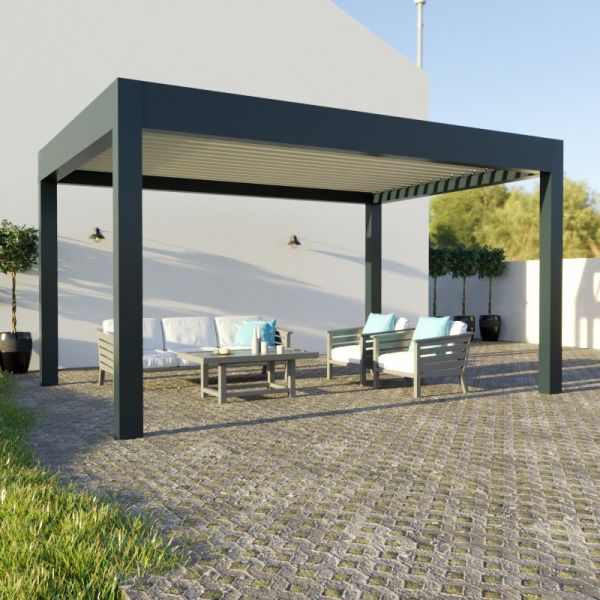 pergola noire avec mobilier d'extérieur en bois clair