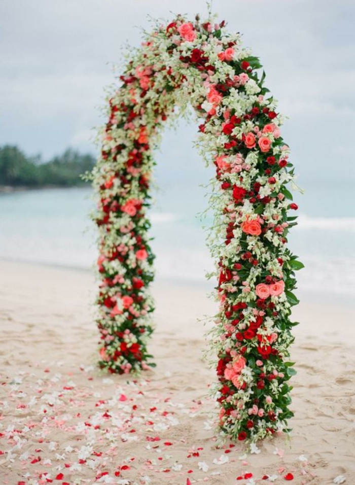 arche mariage magnifique avec des fleurs