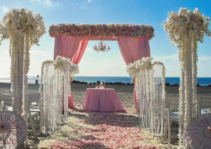 arche de mariage romantique à la plage