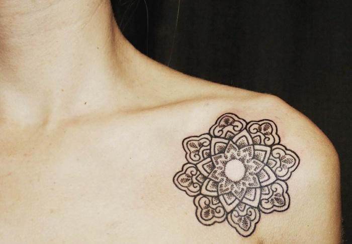 tatouage représentant un symbole de mandala
