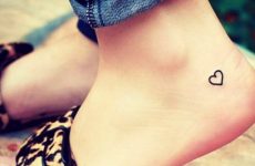 tatouage sous forme de coeur discret