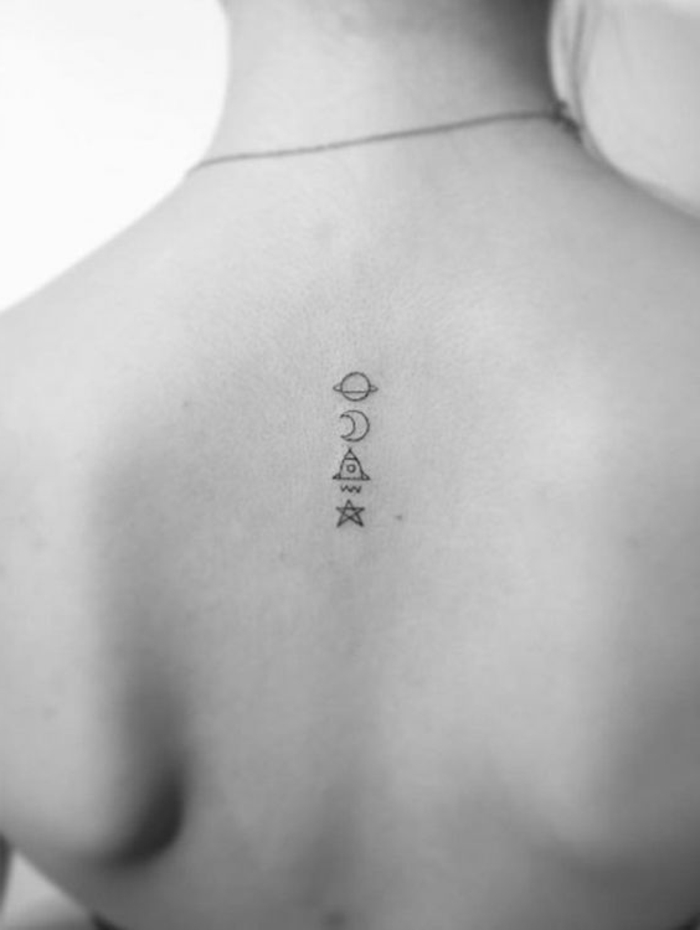 signes tatoués sur le dos