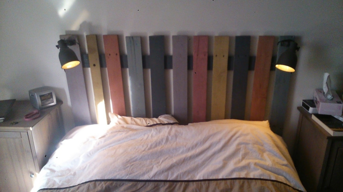 tête de lit peinte en couleurs différentes