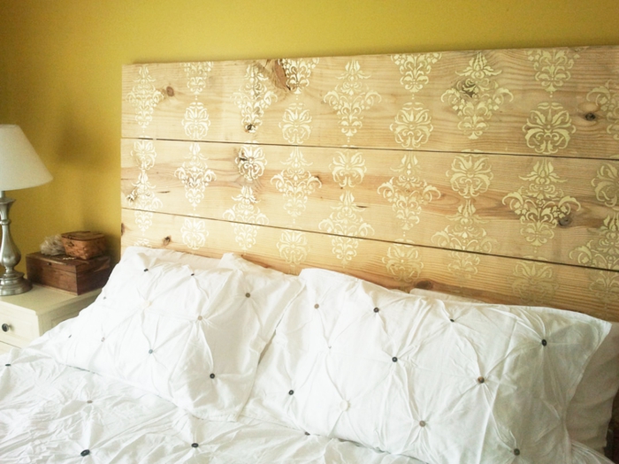 lit en bois décoré