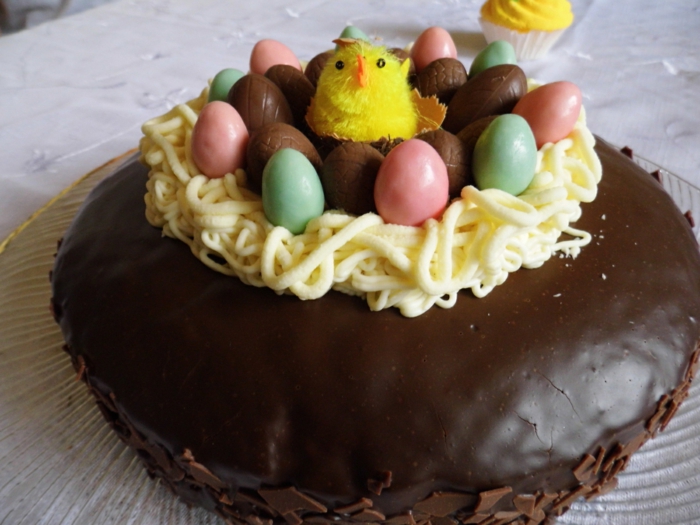 gâteau avec le nid traditionnel sur le dessus