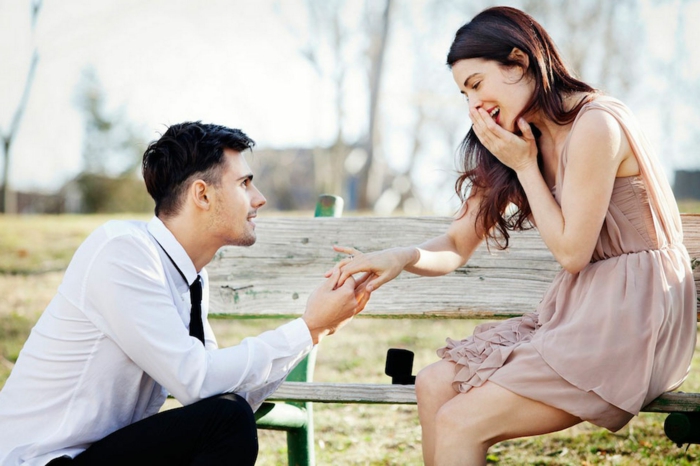 proposition de mariage au public dans un parc