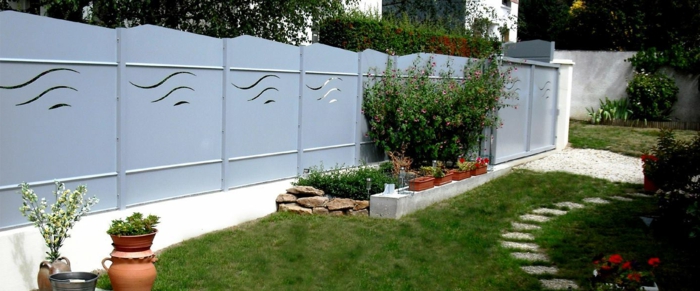 par exemple c'est une clôture de jardin opaque en métal