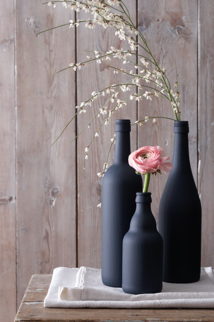 décoration bouteille en couleur noir et une rose