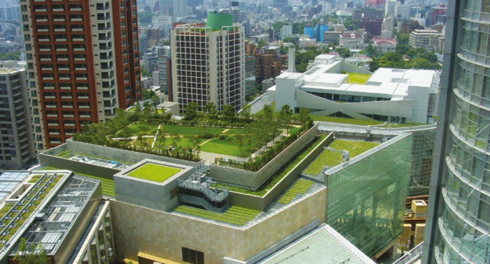 ce bâtiment publique a son jardin sur le toit