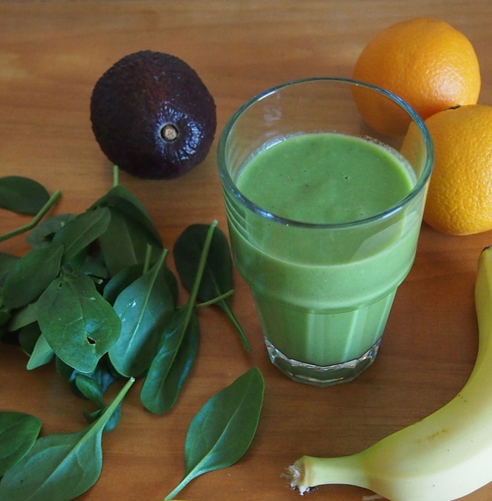 smoothie vert d'avocat et orange et banane